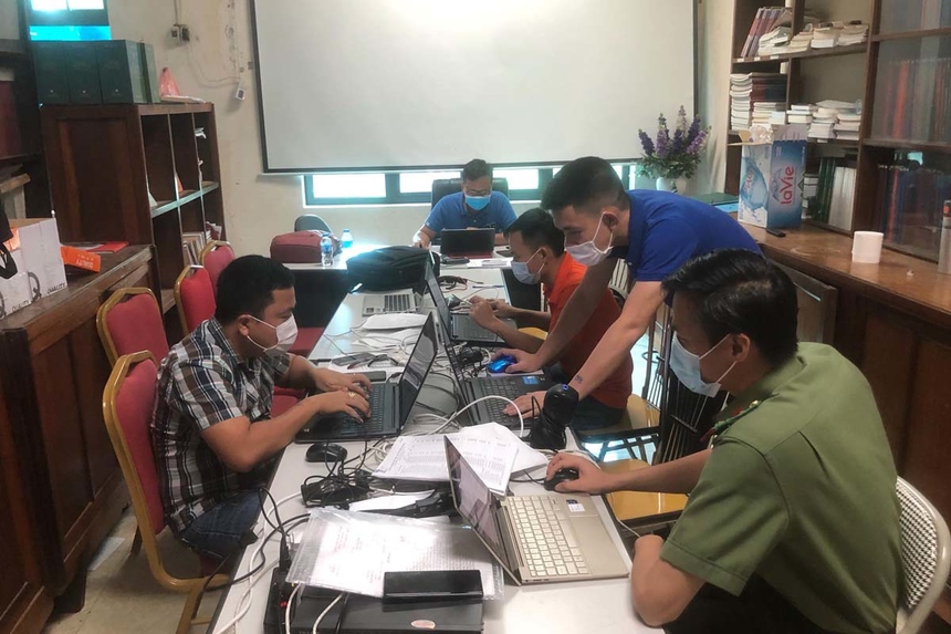 <p class="Normal"> FPT IS cũng tham gia vào tuyến đầu chiến dịch. Đối với các dự án tại bệnh viện, bảo trì ATM, bảo hành hệ thống Bệnh viện điện tử... các nhóm luôn sẵn sàng họp 24/24 để hoàn thành tốt nhất công việc.</p>