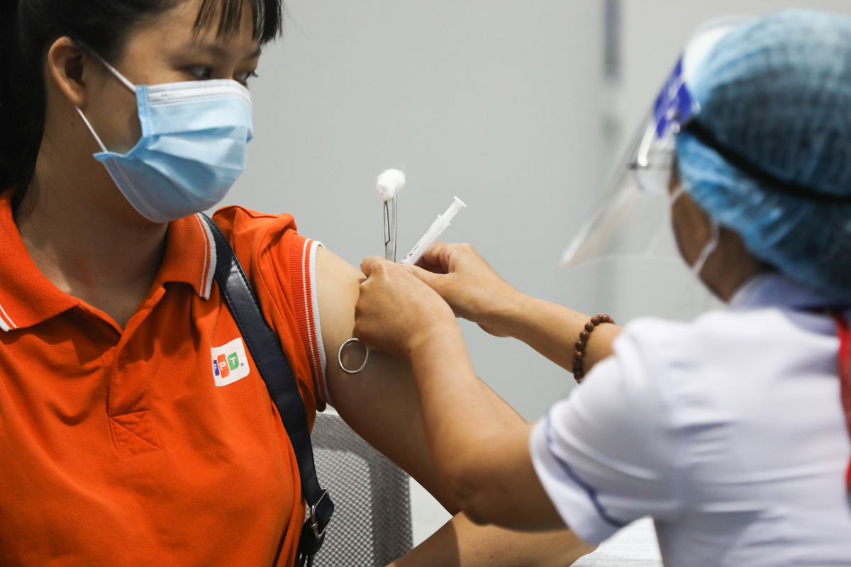 <p class="Normal"> Vaccine được sử dụng là AstraZeneca sản xuất tại Nhật với liều lượng 0.5 ml một lần tiêm. Một lọ vaccine có thể tiêm tối đa cho 12 người. Trong phòng riêng đặt 5 bàn cách nhau gần 2 m để tiêm cho nhân viên công ty. Mỗi người chỉ mất chưa đầy một phút để hoàn thành tiêm chủng mũi đầu tiên.</p>