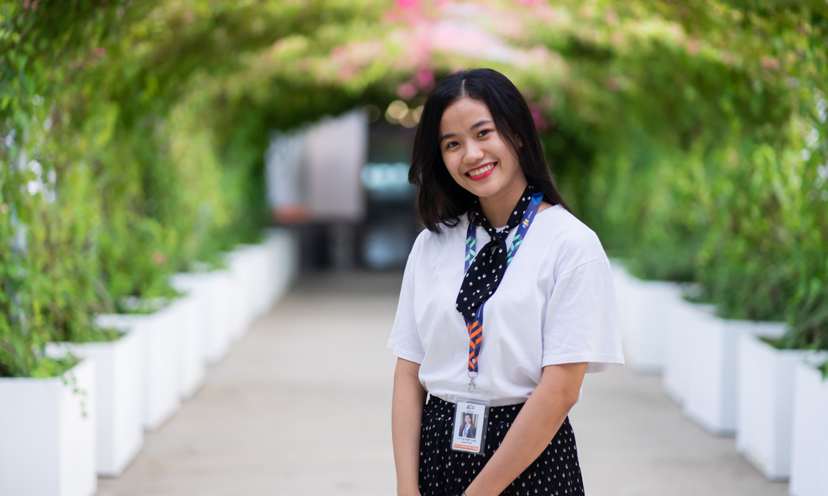 <p> Từ Thị Việt Linh hiện là nhân viên phòng Nhân sự, FPT Software Đà Nẵng. Cô nàng sinh năm 1999 đã có hơn 2 tháng trải nghiệm với nhà Phần mềm và để lại khá nhiều ấn tượng với bạn bè, đồng nghiệp.</p>