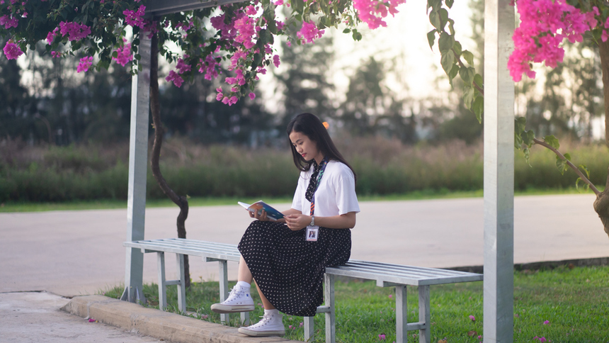 <p> Linh còn thừa nhận, những lần đi ngang qua trụ sở F-Complex đều rất tò mò và ao ước một lần có dịp vào bên trong xem thử. Ngay trong ngày đi phỏng vấn xin việc, cô nàng không quên chụp một loạt ảnh tại khuôn viên F-Complex và tự hứa phải gia nhập nhà Phần mềm bằng được.</p>