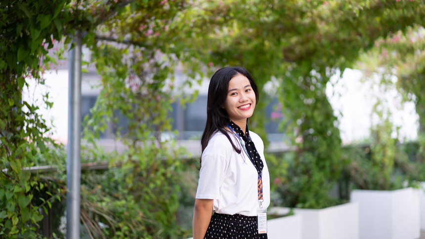<p> Nói về cơ duyên đến với nhà F, cô nàng cho hay đã biết đến FPT, đặc biệt là khu phức hợp văn phòng F-Complex từ trước. Tuy nhiên, cô cũng không ngờ bản thân lại được làm việc tại đây một cách "chóng vánh" như vậy.</p>