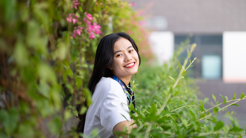 <p> Lật lại bảng thành tích của Linh, cô nàng cũng là thủ khoa đầu vào chuyên Toán, trường THPT Đại học Khoa học Huế, điểm thi đại học đạt 26 điểm (khối D), Top 12 Thủ lĩnh sinh viên Đại học Kinh tế và Đồng sáng lập dự án cộng đồng Mùa yêu thương - ghi dấu với nhiều hoạt động ý nghĩa tại TP Đà Nẵng và các tỉnh miền Trung.</p>