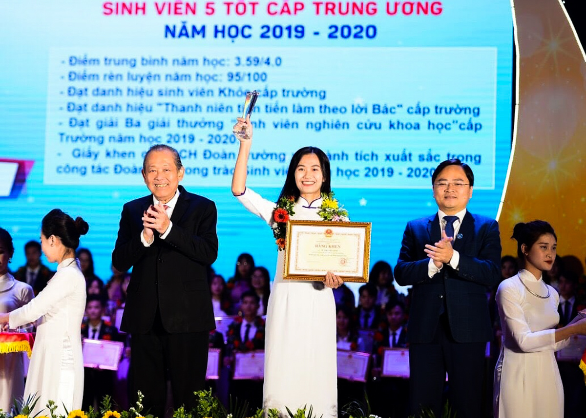<p> Trước ngày đặt chân vào FPT, Từ Thị Việt Linh còn vinh dự nhận danh hiệu Sinh viên 5 tốt cấp Trung ương năm 2020 do Phó Thủ tướng thường trực Trương Hoà Bình trao tặng. </p>