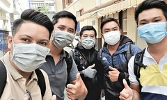 Cùng FPT Long Châu đem thuốc đến bà con trong tâm dịch