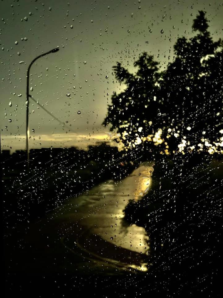 <p> "Rainy day" (Ngày mưa) của anh Đặng Duy Tiến chụp qua khung cửa kính nhòe nước mưa. </p>