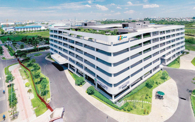 <p class="Normal"> Bắt đầu đi vào hoạt động vào cuối năm 2019, công trình F-Town 3 với phong cách thiết kế ấn tượng chan hòa với thiên nhiên đã thu hút nhiều sự quan tâm của công chúng, đặc biệt là giới kiến trúc. Công trình mang phong cách kiến trúc sinh khí hậu - đây là phong cách xây dựng, thiết kế cấu trúc toà nhà tận dụng tối đa lợi thế của khí hậu, thiên nhiên để mang đến môi trường sống thoải mái, tiện nghi cho con người.</p>