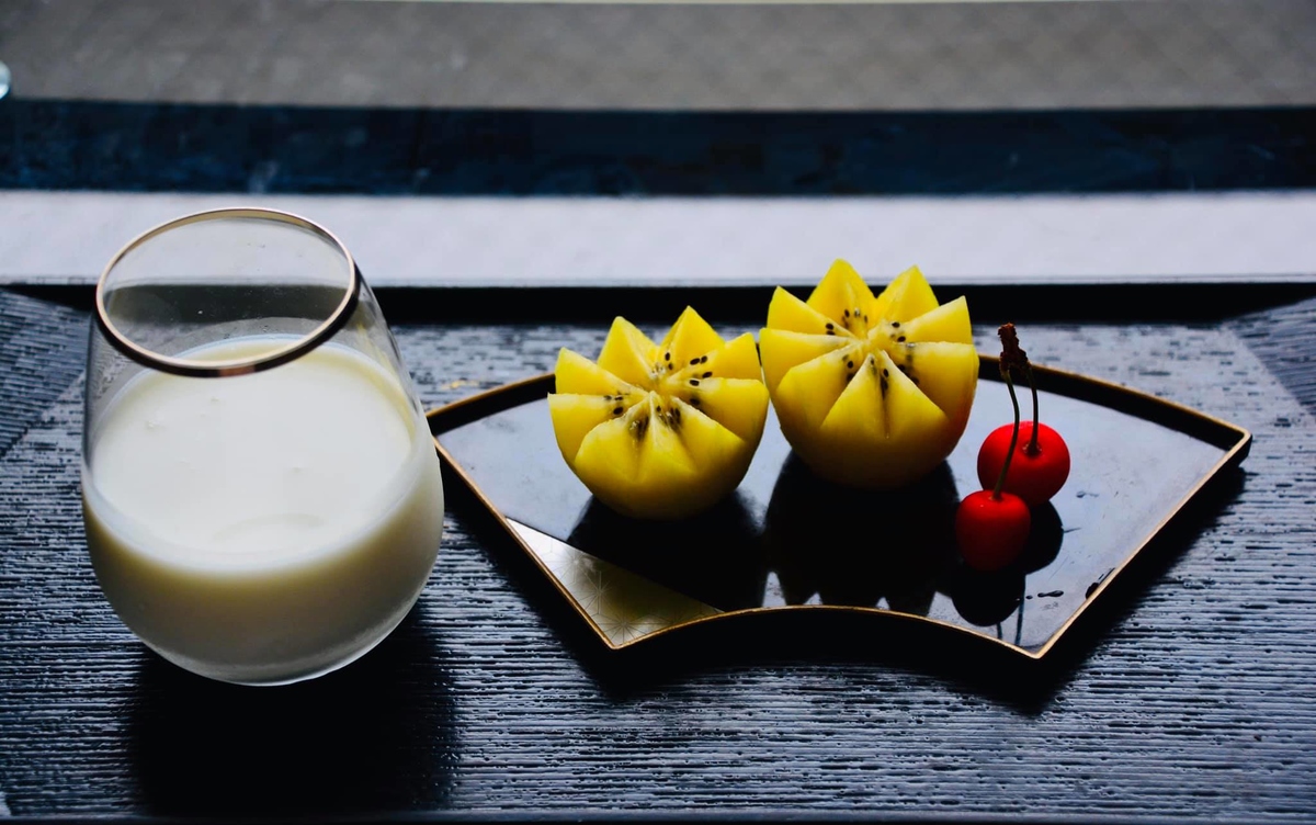 <p> Thay vì đồ mặn, tác giả Nguyễn Thị Hương Thơm chụp lại bữa ăn "healthy" với sữa và hoa quả.</p>