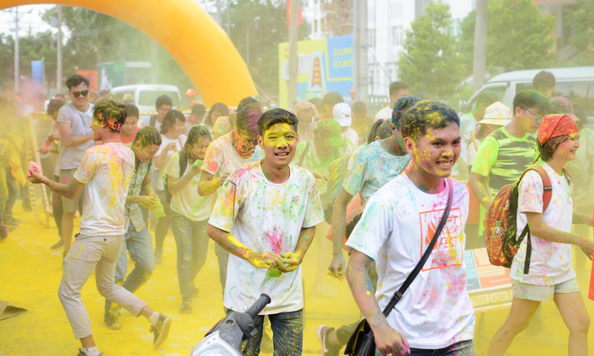 <p class="Normal"> Năm 2017, FPT HCM làm mới ngày kỷ niệm sinh nhật công ty bằng FPT Color Fest. "Lễ hội sắc màu" độc đáo được tổ chức từ 14h đến 21h ngày 13/9, tại quận 7, dành cho tất cả CBNV FPT đang làm việc tại TP HCM và các tỉnh lân cận. Khắp mọi nơi, bột màu liên tục được người F tung lên trời và nhắm vào bất kỳ ai đi ngang qua.</p>