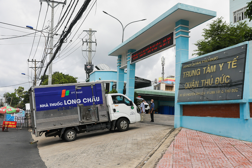 <p class="Normal"> "Túi thuốc F0" là một chương trình đồng hành cùng lực lượng tuyến đầu, nhằm mục tiêu giảm tỷ lệ bệnh nhân Covid-19 chuyển nặng và tử vong. Chương trình do Quỹ Hy vọng (Quỹ Hope) do FPT và Báo điện tử VnExpress vận hành, cùng với sự hỗ trợ của nhà thuốc FPT Long Châu.</p> <p class="Normal"> <span>2.000 túi thuốc đầu tiên được Quỹ gửi đến Trung tâm Y tế quận 8 và 12 trong ngày 29/8 để chuyển tới các bệnh nhân cần hỗ trợ. Ngày 3/9, thêm 8.000 túi thuốc được chuyển đến Trung tâm Y tế TP Thủ Đức; quận 8, 12; huyện Nhà Bè và UBND phường Nguyễn Cư Trinh, quận 1.</span></p> <p class="Normal"> 10 sáng, xe chở túi thuốc đến Trung tâm Y tế TP Thủ Đức (phường Linh Tây) để từ đây, phân phối về các phường trên địa bàn.</p>