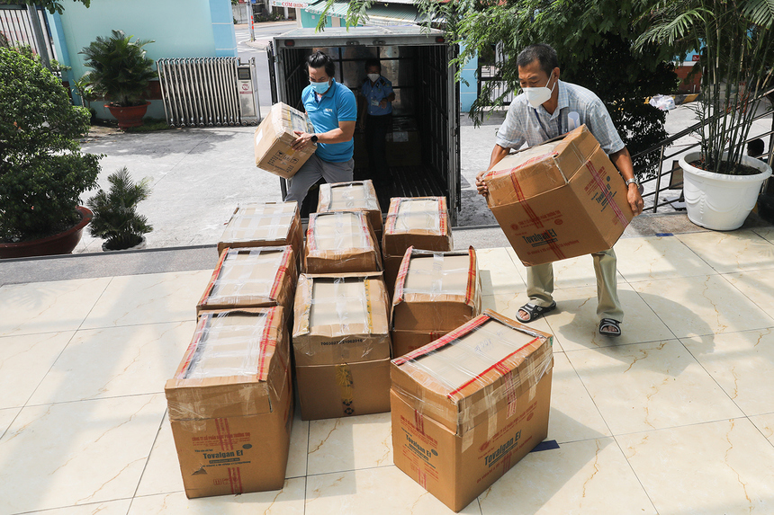 <p class="Normal"> Ông Nguyễn Ngọc Nam (áo sáng màu), trưởng khoa Dược, Trung tâm Y tế TP Thủ Đức cùng đại diện quỹ Hope (áo xanh) vận chuyển 20 thùng chúa túi thuốc cùng máy đo SPO2 và nhiệt kế vào điểm tập kết.</p> <p class="Normal"> "Toàn TP Thủ Đức hiện có gần 700 trường hợp F0 điều trị tại nhà và hơn 2.300 ca nhiễm khác đang ở trong các khu cách ly. Trong thời gian tới, dự kiến số lượng có thể tăng lên do đang triển khai xét nghiệm cộng đồng", ông Nam nói.</p>