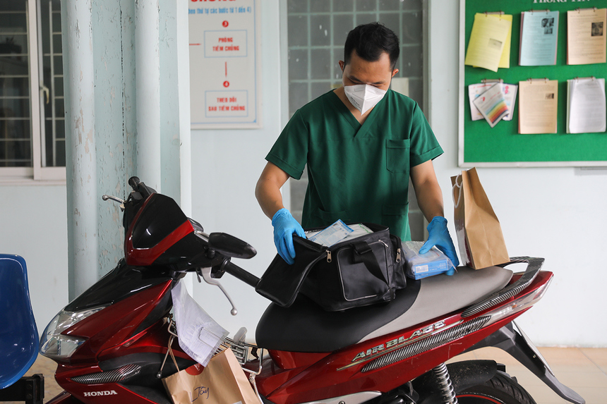 <p class="Normal"> Ngay trong ngày, một phần thuốc được chuyển đến trạm y tế phường Linh Tây. Tại đây, sau khi tiếp nhận, bác sĩ Đỗ Tuấn Anh (Học viện Quân y) mang túi thuốc đi khám cho các F0 đang điều trị tại phường.</p> <p class="Normal"> Bác sĩ Tuấn Anh cùng 2 học viên từ Hà Nội vào, lập một tổ quân y cơ động tại đây từ ngày 24/8. Họ có nhiệm vụ quản lý, chăm sóc bệnh nhân Covid-19 tại nhà cũng như hỗ trợ điều trị các bệnh lý khác, tiêm vaccine... giúp người dân nhanh chóng tiếp cận y tế.</p>