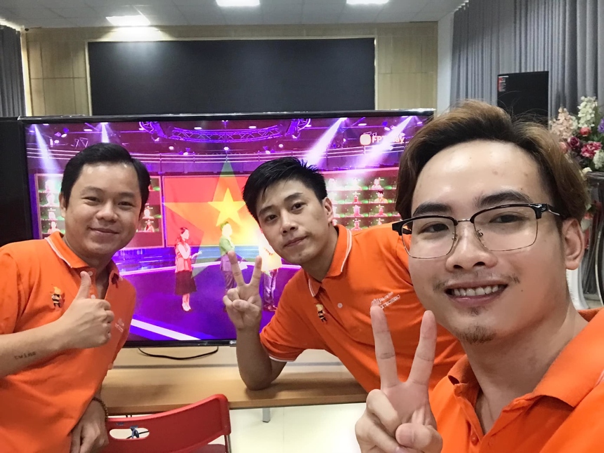 <p> Anh Nguyễn Hoàng Hiệp (góc phải) đón sinh nhật đáng nhớ của FPT cùng các đồng nghiệp tại FPT Polytechnic.</p>