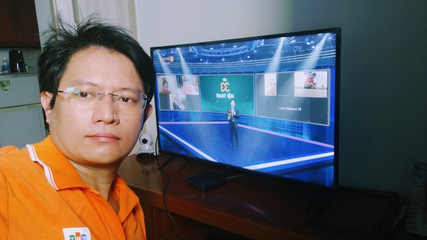 <p class="Normal"> Sinh nhật 13/9 online lần đầu tiên đánh dấu tròn 10 năm ở FPT của anh Nguyễn Hải Nam (FPT IS). “Thú thật mình không quen lắm, nhưng vì dịch bệnh nên việc tổ chức online như thế này cũng là sự động viên của Tập đoàn tới toàn thể anh chị em nhân viên. Rất vui và xúc động”.</p> <p class="Normal"> Tất cả hình ảnh được xử lý và kết nối từ các địa điểm khác nhau khiến anh Nam cảm thấy gần gũi. “Nghe ‘FPT ca’ vẫn hào hùng như ngày nào. Mình thích văn hóa STCo của nhà F chúng ta”.</p>