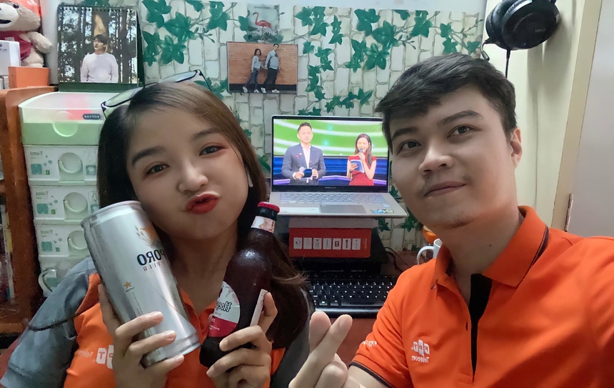 <p class="Normal"> "13/9/2020 tham dự sinh nhật FPT online một mình. <span>13/9/2021 tham dự sinh nhật FPT online hai mình. Hy</span><span> vọng 13/9 năm sau sẽ được tham gia offline với nhiều mình hơn nữa nhé", chị Mai Phạm Như Ý (FPT Telecom) cùng ông xã là đồng nghiệp chuẩn bị khui bia để mừng sinh nhật Tập đoàn.</span></p> <p class="Normal"> Năm thứ 7 đón mừng ngày 13/9, dù là tổ chức online nhưng cảm xúc của Như Ý vẫn háo hức, mong chờ “y hệt như chờ người yêu”.</p> <p class="Normal"> Chị tâm sự, khi nghe lời phát biểu của anh Trương Gia Bình về sứ mệnh “Tái sinh”, tinh thần chiến đấu, cống hiến cho công ty sục sôi trong lòng. “FPT sẽ bước vào giai đoạn đổi mới, phục hồi và tăng trưởng, hệ sinh thái FPT sẽ có sức sống linh hoạt trước những biến động tự nhiên hoặc các sự kiện gây xáo trộn. Tái sinh không chỉ dành cho CBNV nhà F, mà sự tái sinh này sẽ lan tỏa ra cộng đồng”, cán bộ nhà Viễn thông chia sẻ.</p>