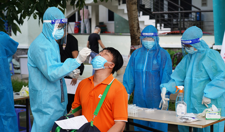 <p class="Normal"> Công đoàn FPT lưu ý: CBNV và người thân mới tiêm vaccine trong vòng 7 ngày thì không tham gia chương trình này. Đối với các địa phương yêu cầu người tham gia hiến máu phải có kết quả xét nghiệm Covid-19 âm tính, chi phí test sẽ được công ty hỗ trợ chi trả. Ảnh người F test nhanh Covid trước khi thực hiện quy trình hiến máu sáng nay (20/9).</p>