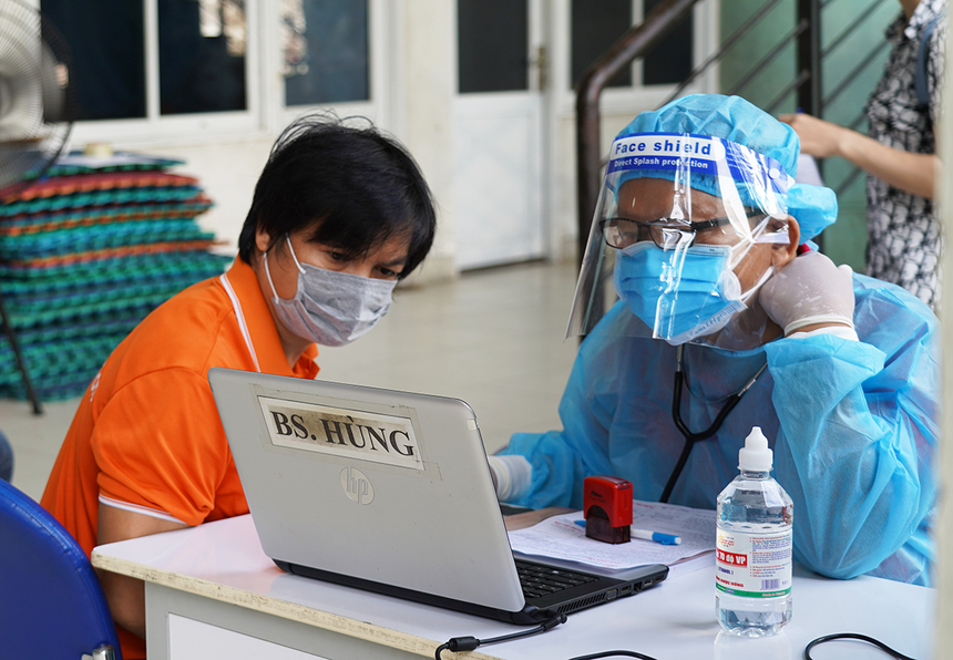 <p class="Normal"> Hiến máu mùa dịch, tất cả y bác sĩ, Ban tổ chức và CBNV tham gia hiến máu đều tuân thủ quy định phòng Covid. Các bác sĩ sẽ khám kỹ và hỏi han chi tiết hơn với người hiến.</p>