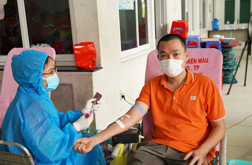 <p class="Normal"> 6h30, vượt qua 5 chốt không mấy khó khăn, anh Tín đã có mặt tại Trung tâm Thể dục Thể thao, số 504 - 506 Huỳnh Tấn Phát, phường Bình Thuận, quận 7. Tín đến sớm khi Ban tổ chức cũng chỉ vừa kịp tới chuẩn bị. “Vượt hơn 10km nhưng các chốt rất dễ dàng khi tôi thông báo đi hiến máu. Đường xa chút nhưng bù lại thông thoáng nên tôi đi cũng nhanh”.</p> <p class="Normal"> Tín kể, đã 8 lần hiến máu nhưng đây là lần hiến đặc biệt. “Đọc báo, thấy thông tin bệnh viện đang khan hiếm máu khiến bản thân rất sốt ruột. Ngay khi FPT phát động “Tuần lễ Giọt vàng” là mình đăng ký liền. Tôi tính hiến 2 đơn vị (450ml nhưng do nay đầu tuần cũng khá nhiều việc nên cuối cùng chỉ hiến 1,5 đơn vị (350ml). Tôi rất vui khi góp phần nhỏ bé cùng FPT và cả nước chống dịch”, anh Tín chia sẻ trước khi về nhà bắt đầu tuần làm việc mới.</p>