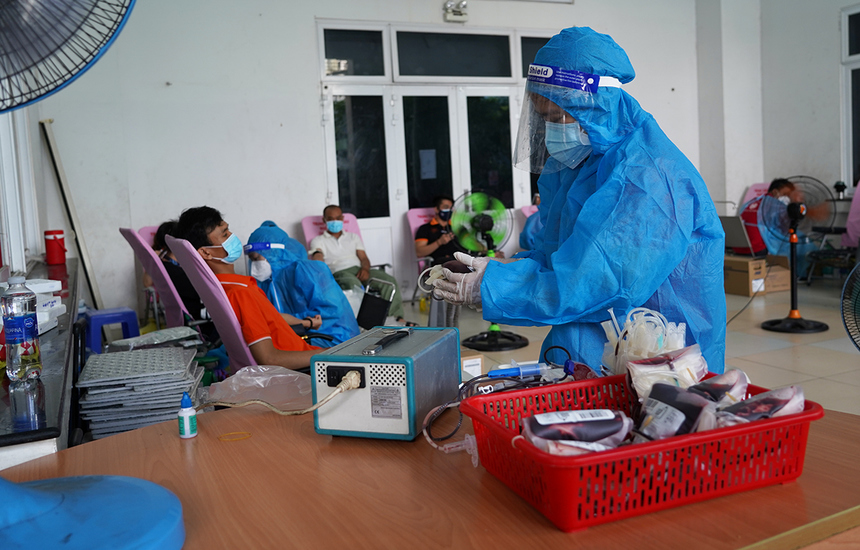 <p class="Normal"> Những khối máu toàn phần sau khi tiếp nhận từ người hiến sẽ được kỹ thuật viên xử lý bước đầu trước khi chuyển về trung tâm điều chế.</p>