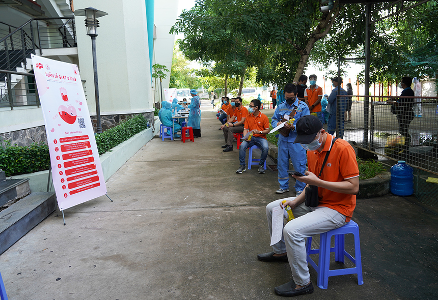 <p class="Normal"> Trong khi đó, người di chuyển xa nhất là anh Ngô Văn Thi, kỹ thuật viên Phương Nam (Trung tâm Quản lý đối tác phía Nam) khi từ nhà ở quận 12 sang quận 7 hiến máu xong sẽ chạy xe về huyện Hóc Môn để bắt đầu ngày làm việc mới. “Tôi cũng hiến nhiều lần rồi. Khi các anh kêu gọi những người sẵn sàng chia sẻ với người bệnh trong thời điểm khó khăn nên tôi sẵn sàng ngay dù phải di chuyển xa”, anh Thi bày tỏ.</p>