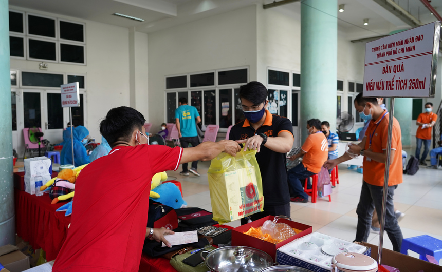 <p> Đặc biệt, ngoài sữa và thuốc bổ máu, Ban tổ chức chuẩn bị rất nhiều phần quà để tặng người hiến máu như: bộ ly, chén ăn, hộp đựng cơm, nồi nấu lẩu, balo....</p>