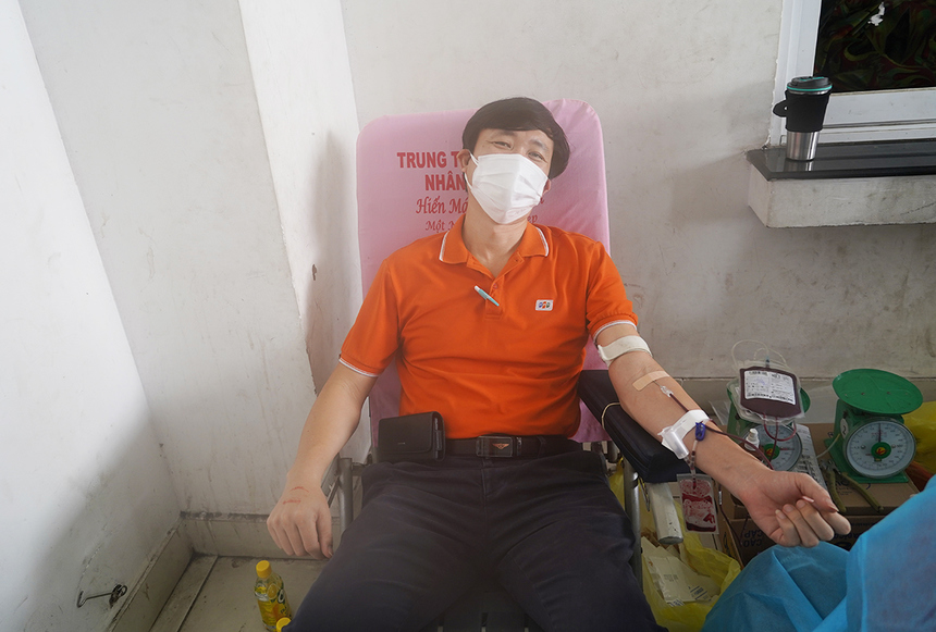 <p class="Normal"> Khác với anh Tín, chị Hạnh, “Tuần lễ Giọt vàng” là lần đầu hiến máu của anh Lê Đức Thuần, Trưởng ban Cơ sở vật chất FPT Retail. “Theo tiếng gọi cần máu của các bệnh nhân nên tôi muốn vượt qua nỗi sợ để đi hiến máu ngay”.</p>