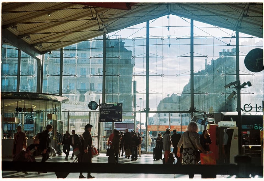 <p class="Normal"> “Nắng sân ga” được Tống Hoàng Hà <span>My </span><span>chụp tại Gare Du Nord (Paris) vào giữa trưa. Khi cô đang "đơn độc đến cùng cực giữa một thành phố xa lạ và những con người chả mấy khi nở nụ cười thân thiện", vẫn luôn có nắng đồng hành.</span></p> <p class="Normal"> "Thế nhưng, đây là tấm ảnh film duy nhất mình chụp được trong cả hành trình đấy, vì sau tấm này, máy ảnh kẹt film luôn. Cô đơn chồng chất cô đơn. Thật sự mình đã 'bật khóc giữa Paris'!", Hà My hồi tưởng đầy cảm xúc. </p>