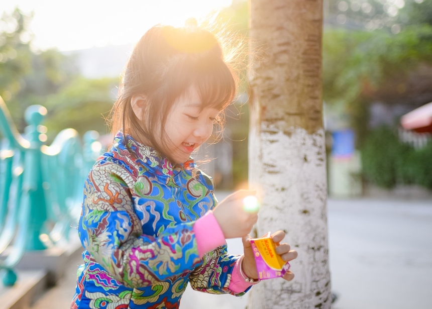 <p class="Normal"> "Gom nắng" của chị <span>Quách Mai Phương ghi lại khoảnh khắc</span><span> đốm sáng lóe trên bàn tay em gái nhỏ, như thể em đang "nắm" được cái nắng để cất vào hộp film.</span></p>