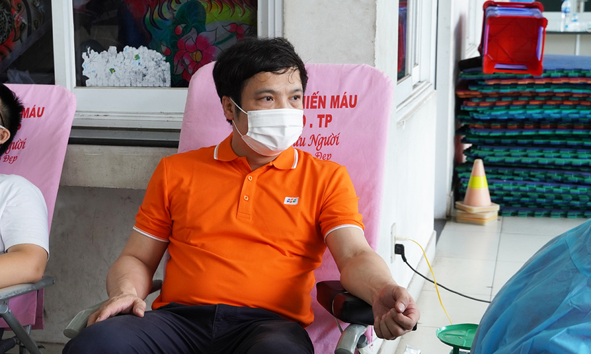 <p> Sáng ngày 21/9, Tổng giám đốc FPT đã tham gia hiến máu với 1,5 đơn vị (tương đương 350ml). <span style="color:rgb(0,0,0);">Theo anh Nguyễn Văn Khoa, đây là lần thứ 5 anh hiến máu và lần đầu tại TP HCM bởi sự cần kíp khi tình trạng thiếu máu mùa dịch ở mức báo động.</span></p> <p class="Normal"> “Việc đi lại rất thuận lợi, nếu gặp chốt chỉ cần đưa QR Code khi đăng ký hoặc nói người FPT đi hiến là lực lượng chức năng tạo điều kiện cho đi ngay. Tập đoàn rất mong nhận được sự ủng hộ của CBNV trong lúc khó khăn này, đúng theo giá trị tinh thần và văn hóa của FPT”, anh Khoa bày tỏ.</p>
