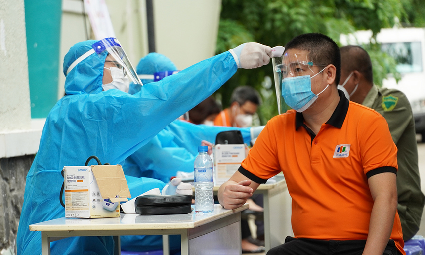 <p> Anh Nguyễn Thế Hoàng - Giám đốc Quan hệ Khách hàng Synnex FPT - thực hiện khám sức khoẻ trước khi hiến máu. "Tôi thấy vui và hào hứng khi tham ra đợt hiến máu do Công đoàn FPT tổ chức. Hoạt động này ngoài ý nghĩa giúp ích được cho cộng đồng lúc khó khăn, khan hiếm nguồn máu, tôi còn thấy nó như ngày hội ở công ty, qua đó giúp cho mọi người có cơ hội chia sẻ, gắn kết nhau hơn. Đối với tôi, chương trình hiến máu như một cơ hội được trả ơn một phần đến công ty và thành phố bởi đã tạo điều kiện cho cá nhân được tiêm vaccine đầy đủ và khỏe mạnh", anh Hoàng bày tỏ.</p> <p> <span style="color:rgb(0,0,0);">Trước đó, trong nhóm nội bộ nhà Phân phối, Chủ tịch kiêm CEO Lê Vĩnh Thành đã kêu gọi đồng nghiệp cùng tham gia Tuần lễ giọt vàng. "Tôi tha thiết cổ vũ anh chị em nhà Phân phối cùng người thân đăng ký hiến máu tình nguyện đợt này. Các anh chị quản lý hãy làm gương và truyền cảm hứng cho toàn thể nhân viên. Chúng ta hãy cùng hành động để không chỉ lan toả tinh thần trách nhiệm xã hội đã trở thành nét đẹp văn hoá của công ty mà còn để tri ân thành phố đã luôn ủng hộ, tạo điều kiện cho FPT trong mùa dịch".</span></p>