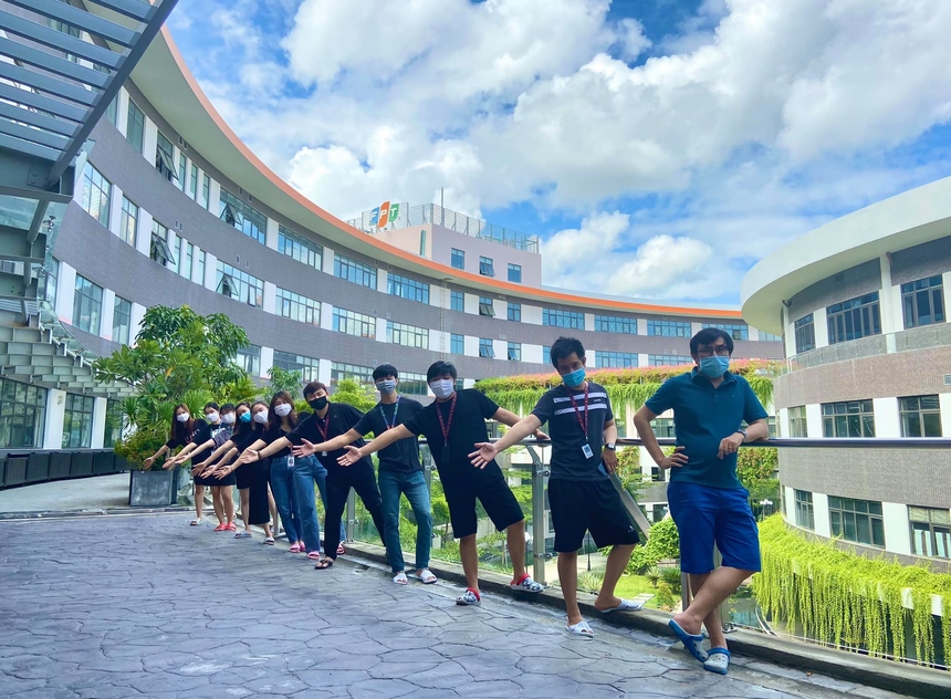 <p class="Normal"> "Bức ảnh này không có gì đặc sắc và ấn tượng với nhiều người, nhưng trong tôi nó lưu giữ những giây phút cùng đồng nghiệp trải những tháng ngày cách ly do Covid-19. Vô vàn cung bậc cảm xúc lúc thú vị, lúc háo hức, có lúc vui, lúc buồn,... Tôi đoán rằng chắc hẳn ai cũng 'ngại' phải trải qua thời điểm này một lần nữa, nhưng đây chắn chắn sẽ là những kỷ niệm đẹp và khó quên nhất trong cuộc đời chúng ta. Một phần vì điều này khó có thể có trở lại, và một phần những khoảnh khắc đẹp luôn là mong manh. <span>Tôi hy vọng sau này chúng ta nhìn lại bức ảnh này sẽ thấy tự hào vì lúc đấy mình đã mạnh mẽ biết nhường nào!", tác giả Thân Lê Giang trải lòng.</span></p>