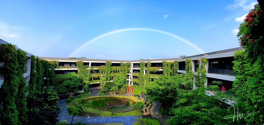 <p> "Cầu vồng sau mưa" trong bức ảnh anh Trần Ngọc Tú chụp tại F-Ville 2 (Hòa Lạc, Hà Nội).</p>