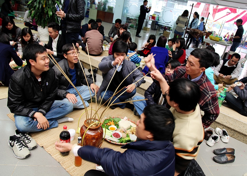 <p class="Normal"> "Năm nào cũng vậy, vào buổi làm việc cuối cùng của năm trước khi về ăn tết Nguyên đán, người FPT Education lại nô nức ăn diện thật đẹp, quây quần bên nhau nhỏ to về một năm cống hiến và chờ đón năm mới đầy háo hức<span>", t</span><span>ác giả Vũ Như Quỳnh hồi tưởng về kỷ niệm </span><span>Hội làng FPT Education năm 2014.</span></p>
