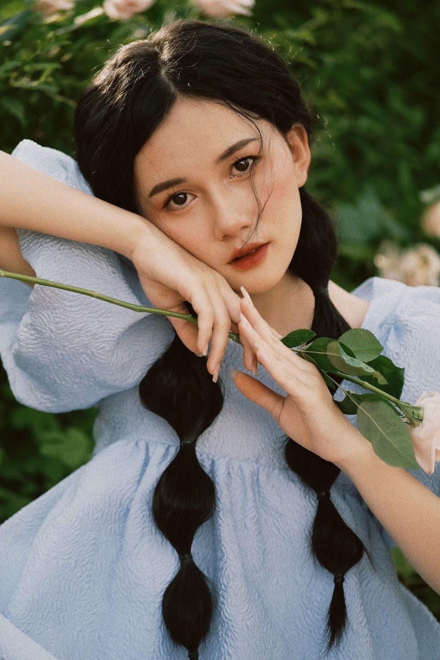 <p> Câu nói Ngọc Ánh yêu thích nhất là “Đường tuy ngắn không đi không đến, việc tuy nhỏ không làm không nên”. Cô bạn thấy rằng mỗi một bước chân là một chút thu hoạch. Tuy mục tiêu ở xa, đường ở ngay dưới chân mình. Khi bản thân đủ nghị lực và quyết tâm thì có thể giải quyết được mọi việc. Và việc đạt được mục tiêu chỉ là việc sớm muộn.</p>