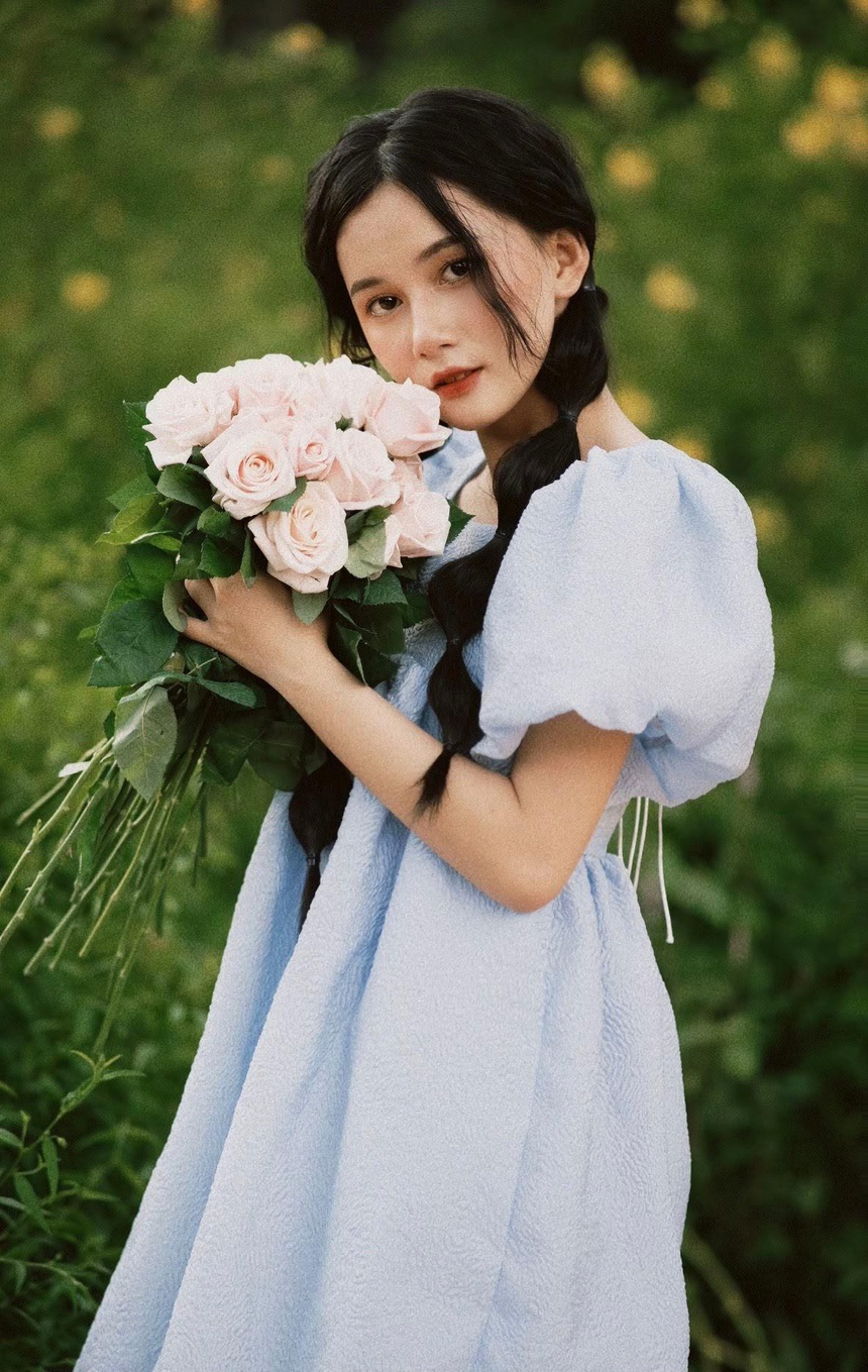 <p class="Normal"> Ngọc Ánh chia sẻ: “Mình thấy rằng với một lượng kiến thức khổng lồ như hiện nay, học tập hiệu quả là một điều cần thiết. Trước đây, mình cũng đã từng phải học tập rất vất vả, học trước quên sau. Với những bài lịch sử dài 2-3 trang, mình phải mất rất nhiều thời gian. Đối với các kì thi phải học ngày, học đêm cũng không đủ, điều đó khiến mình cảm thấy rất mệt mỏi. Áp lực thi cử rất nhiều với các môn toán, lý, hóa. Vì vậy, mình muốn giúp các bạn học sinh có thể học tập hiệu quả, tiết kiệm thời gian hơn và phát triển não bộ một cách cân bằng. Khác với phương pháp học truyền thống, thay vì học 2-3 tiếng cho một môn học, mình chỉ cần 10-15 phút để ghi nhớ bài học một cách dễ dàng và dễ hình dung được kiến thức trên lớp. Bên cạnh đó, có nhiều thời gian phát triển thêm các kỹ năng mềm khác trong cuộc sống, cũng như có thêm thời gian để phát triển đam mê của mình”.</p>