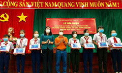 FPT trao 449 máy tính hỗ trợ học sinh nghèo Bến Tre