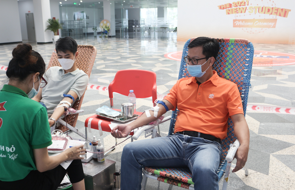 <p> Anh Hoàng Anh, Giám đốc FPT Telecom Bình Định, là một trong những người đầu tiên đến campus AI Quy Nhơn để tham gia hiến máu. Chi nhánh Bình Định cũng là đơn vị đóng góp số lượng nhiều nhất, 45/52 CBNV đăng kí tham gia, chiếm gần 50% tổng số nhân sự.</p>