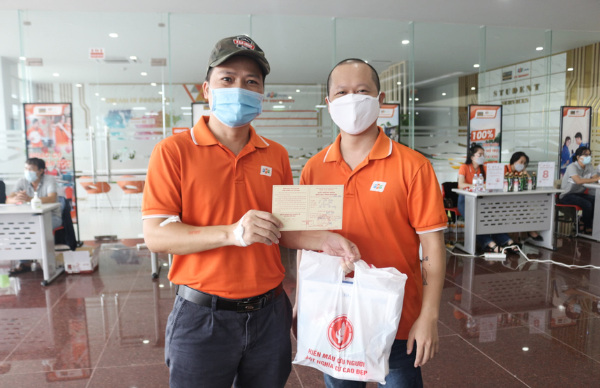 <p class="Normal"> Cùng tham gia chương trình, Giám đốc FPT Software Quy Nhơn Vũ Văn Đông (bên trái) đã đóng góp 1,5 đơn vị máu (tương đương 350ml). Anh bày tỏ: “ Trong khoảng thời gian ngắn và gặp nhiều hạn chế trong việc di chuyển nhưng chúng ta đã kết nối thành công với các đơn vị khác trên địa bàn thành phố như: FPT Telecom, FPT Education, FPT Retail… và quy tụ được hơn 100 người tham gia. Điều đó cho thấy tinh thần vì cộng đồng của người F Quy Nhơn, sẵn sàng đóng góp một phần công sức cho quê hương”.</p>