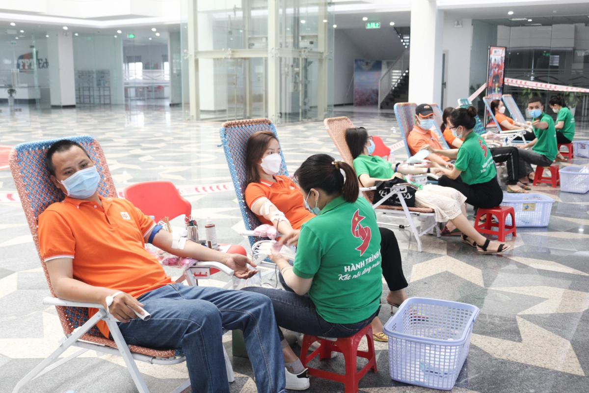 <p> "Giọt máu nghĩa tình" đợt 3 do Công đoàn FPT phát động tiếp tục được tổ chức tại TP Quy Nhơn, tỉnh Bình Định, thu hút 102 người F đến từ các đơn vị thành viên FPT tại địa phương tham gia.</p>