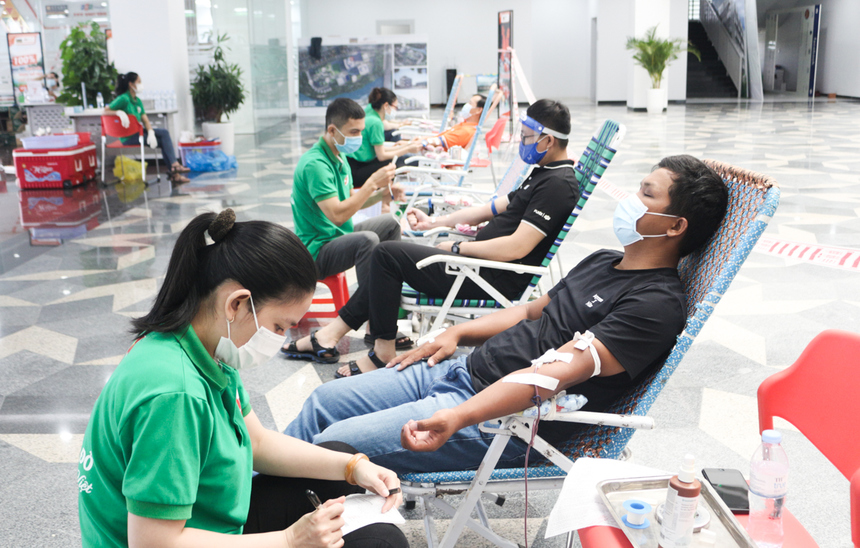<p class="Normal"> Anh Nguyễn Quang Dũng (DPS.VN.QNH) - người đầu tiên nhận giấy chứng nhận hiến máu, cho biết: “Khi nghe tin FPT phát động chương trình, tôi đã đăng ký ngay và rủ đồng nghiệp cùng tham gia. Tôi cho rằng công ty đã tổ chức một hoạt động vô cùng ý nghĩa. Dù đã hiến máu tình nguyện từ thời học sinh nhưng đây là lần đầu tiên tôi tham gia với vai trò là một người FPT, cảm giác rất đặc biệt”.</p>