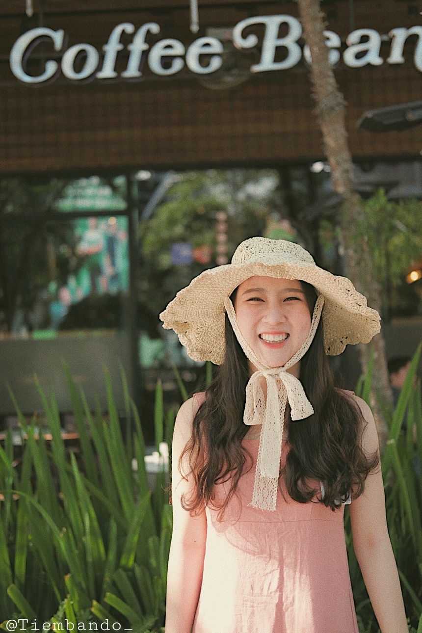 <p class="Normal"> Cuộc thi Miss FQC trở thành kỷ niệm đẹp cho tuổi trẻ sau này của Chinh. “Mình tham gia với tinh thần vui vẻ, ủng hộ chứ không dám nghĩ đến giải thưởng. Mình sẽ cố gắng trau dồi bản thân về chuyên môn, kỹ năng, học hỏi từ đồng nghiệp và tìm hiểu văn hóa của công ty… để hoàn thiện bản thân, tạo ra giá trị cho công ty và xứng với danh hiệu này”, Chinh nói.</p>