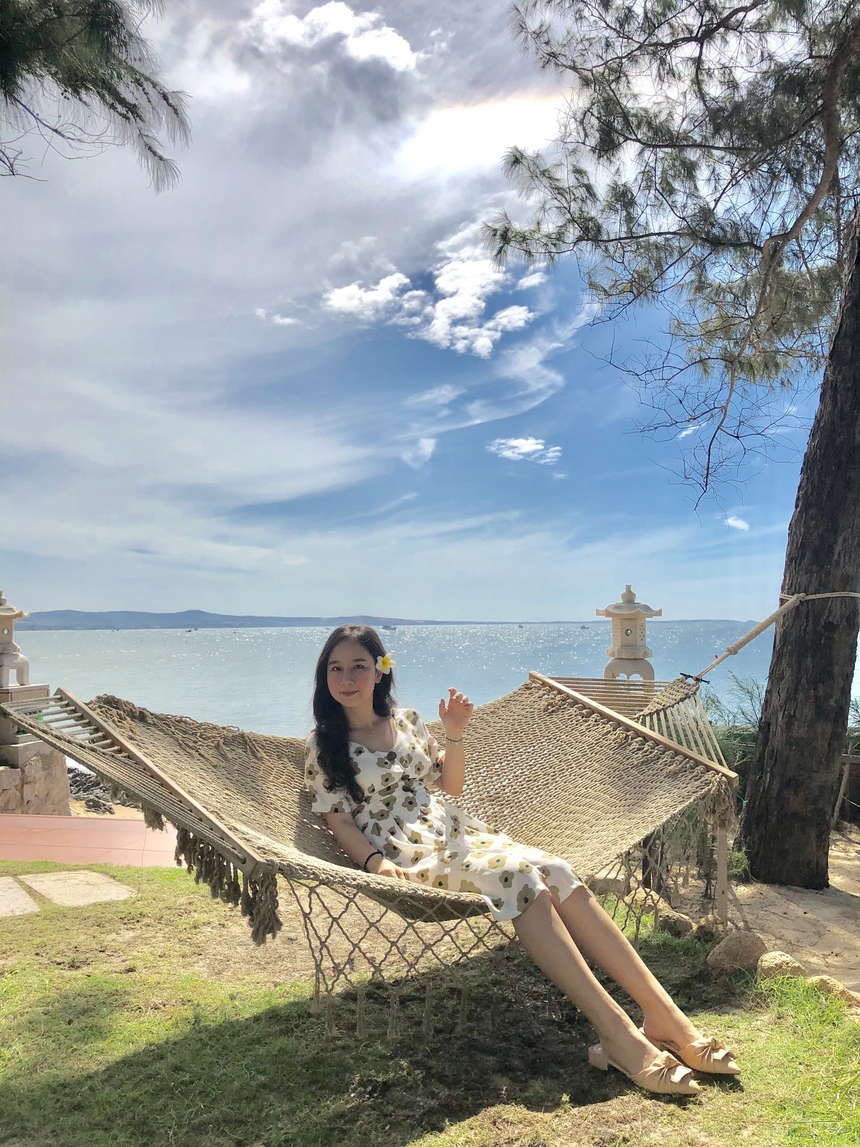 <p> <span style="color:rgb(0,0,0);">“Mình thích thiền và yoga, thích lái mô tô, leo núi… Con người mình khá mâu thuẫn nhưng điều này lại tạo nên những trải nghiệm đa dạng, thú vị cho mình”, cô nói.</span></p>