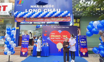 Nhà thuốc FPT Long Châu tặng 70.000 phần quà cho người dân khó khăn