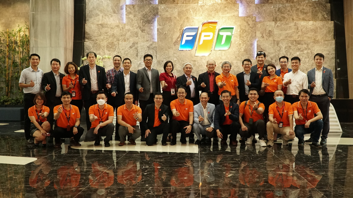 <p class="Normal"> Với sự ra đời của HUSTA-FPT, các đại biểu tin tưởng sự hợp lực giữa ngôi trường đào tạo nhân tài công nghệ hàng đầu và tập đoàn tiên phong xu hướng công nghệ của Việt Nam sẽ giữ chất Bách Khoa mãi trẻ, và đưa trí tuệ nước nhà vươn xa trên bản đồ thế giới.</p>