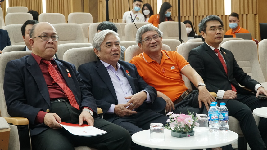 <p> Sáng 28/10, các đại biểu của FPT và Đại học Bách Khoa Hà Nội (ĐH BKHN) đã có mặt tại FPT Tower (Phạm Văn Bạch, Hà Nội) để tham dự lễ thành lập mạng lưới cựu sinh viên ĐH Bách Khoa tại FPT (HUSTA-FPT). Đây là sự kiện nhiều ý nghĩa cho cả nhà F và ĐH BKHN khi FPT hiện có hơn 1.100 CBNV là cựu sinh viên Bách Khoa, trong đó nhiều gương mặt đang giữ những vị trí chủ chốt tại Tập đoàn và các đơn vị thành viên, đóng góp quan trọng cho sự phát triển của FPT và ngành CNTT nước nhà.</p> <p> Trong ảnh, Phó Chủ tịch FPT Bùi Quang Ngọc (áo cam) trò chuyện với TS. Nguyễn Quân - Chủ tịch Mạng lưới cựu sinh viên và giảng viên ĐH BKHN (thứ hai từ trái sang) - và PGS. Huỳnh Quyết Thắng - Hiệu trưởng ĐH BKHN (đầu tiên bên phải).</p>