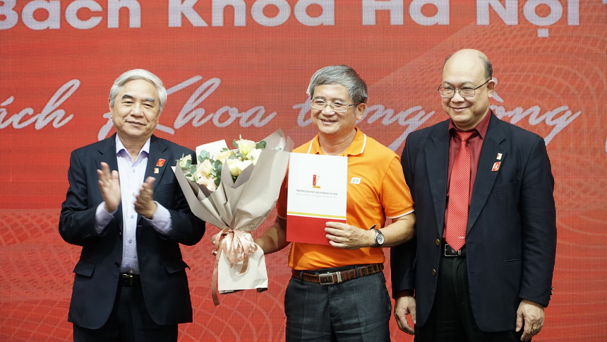<p class="Normal"> Dịp này, anh Bùi Quang Ngọc được mời vào vị trí Phó Chủ tịch mạng lưới cựu sinh viên Bách Khoa mở rộng (HUSTA).</p> <p class="Normal"> Hơn 16 năm làm giảng viên tại BKHN, anh Ngọc đã trực tiếp dạy và mời rất nhiều cựu sinh viên về làm việc tại FPT. Trong đó có thể kể đến Phó TGĐ FPT Hoàng Việt Anh, Chủ tịch FPT Telecom Hoàng Nam Tiến, Chủ tịch FPT IS Dương Dũng Triều, Phó TGĐ FPT Telecom Vũ Mai Hương, nguyên Chủ tịch - TGĐ Synnex FPT Trần Quốc Hoài...</p>