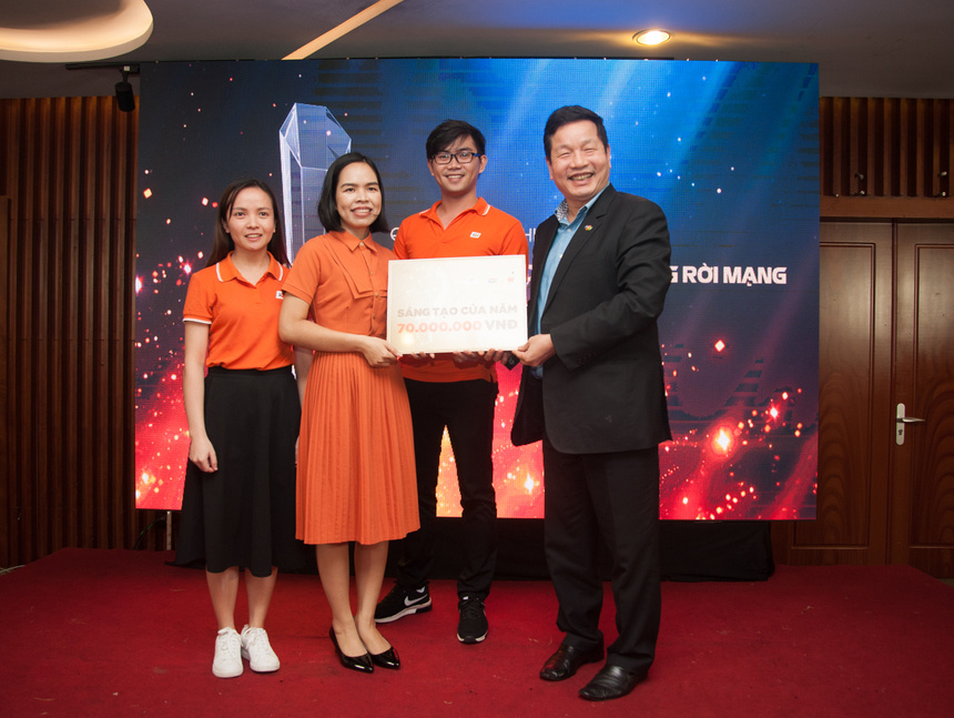 <p> Sau cùng, chiến thắng tiếp tục tìm đến với FPT Telecom khi chị Võ Thị Hồng Phương giành giải “Sáng tạo của năm” và ẵm trọn số tiền thưởng lên tới 120 triệu đồng gồm 70 triệu đồng của ban tổ chức và 50 triệu từ nhà Viễn thông.</p>