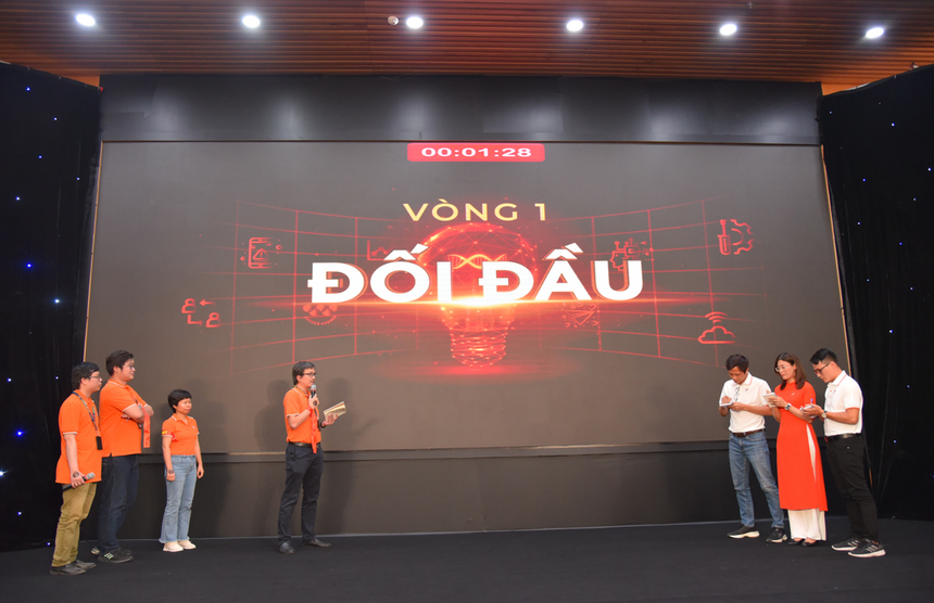 <p> Vòng Đối đầu còn chứng kiến màn đấu tố nảy lửa với hàng loạt câu hỏi từ FPT Software dành cho đối thủ và ngược lại. Trong khi các đại diện FPT Software thể hiện sự mạnh mẽ, quyết liệt thì FPT Telecom luôn giữ thái độ điềm tĩnh, từ tốn - như đặc thù công việc của họ. </p>