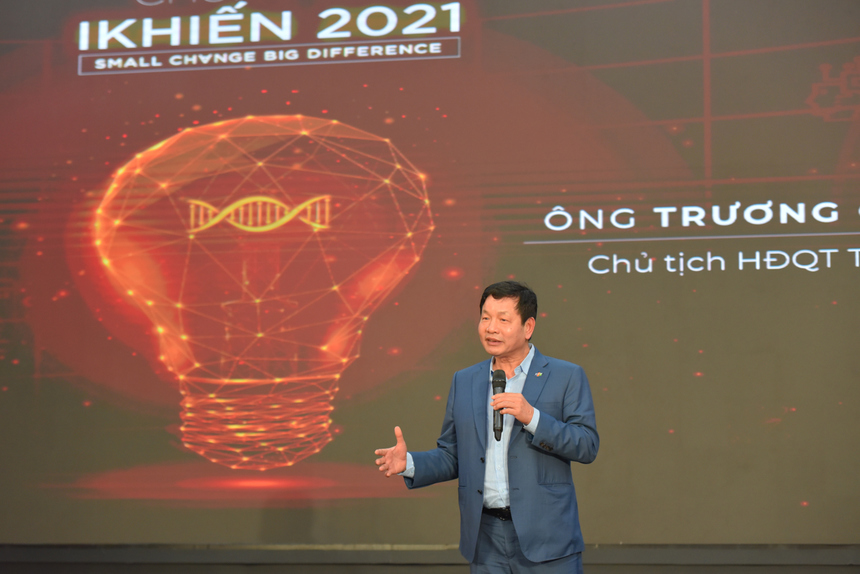 <p class="Normal" dir="ltr"> Mở đầu sự kiện, Chủ tịch FPT Trương Gia Bình nhìn nhận, Tập đoàn FPT là một nơi hiếm hoi để tất cả CBNV có thể làm điều mình thấy cần làm, được làm điều mình thích. “Chúng tôi tự hào về 1.500 sản phẩm tham gia iKhiến năm nay. Hàng vạn người F đã tham dự. Chúng tôi có nhiệm vụ hỗ trợ các bạn, tạo điều kiện về nhân sự, tài chính, giúp lan tỏa trong nội bộ và trong cộng đồng doanh nghiệp Việt Nam. Tối nay sẽ có người thắng, người thua nhưng các bạn không có gì phải buồn mà nên cảm thấy hạnh phúc và tự hào vì đã rất xuất sắc đi tới trân chung kết”.</p>