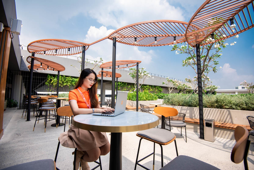 <p class="Normal"> Với không gian mở ra sân vườn với nhiều tầm nhìn đẹp, Signature Park Lounge cũng có thể là một không gian làm việc lý tưởng để giúp CBNV có thể tìm thấy những cảm hứng sáng tạo mới mẻ trong công việc.</p>