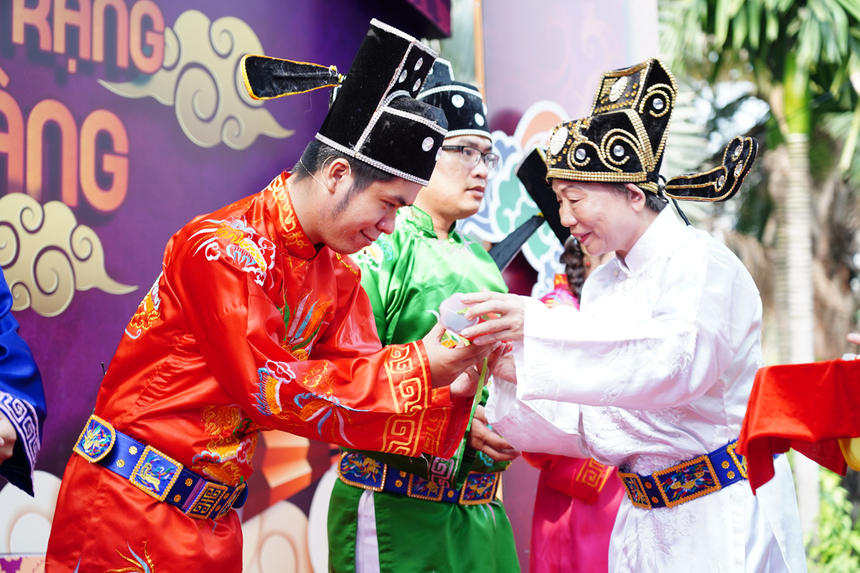 <p> <span style="text-align:justify;">“Trưởng làng” trao lễ sắc phong cho Trạng Nguyên Trần Nguyễn Đăng Khoa và Tam khôi, cùng lắng nghe lời dặn dò của “Chủ lễ” Trương Gia Bình. </span></p>